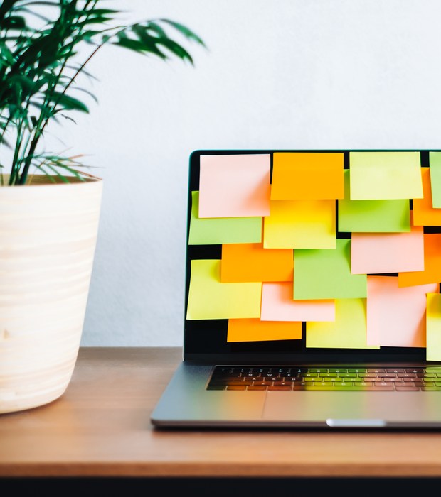 ordinateur rempli posts it 2